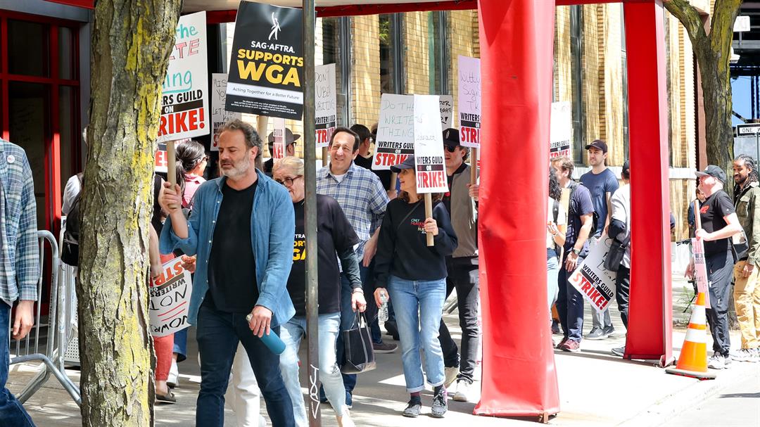 Snl Alums Tina Fey Seth Meyers And Fred Armisen Join Wga Picket Line Newsnet News As 6084