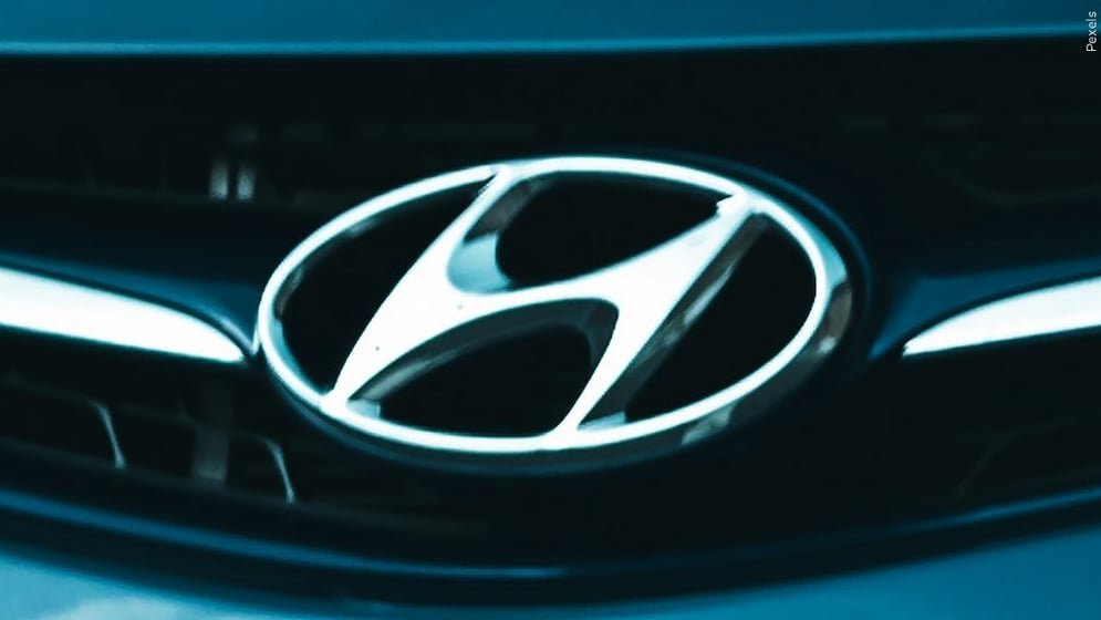 Hyndai emblem.