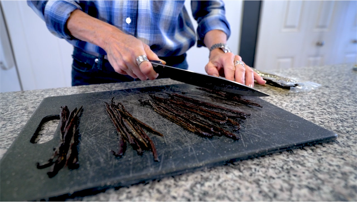 Making Homemade Vanilla Extract With Jill of All Trades